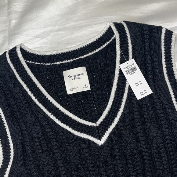 Abercrombie & Fitch Cropped V-Neck Sweater Vest Black and White A&F 🤍 NWT - Picture 3 of 7